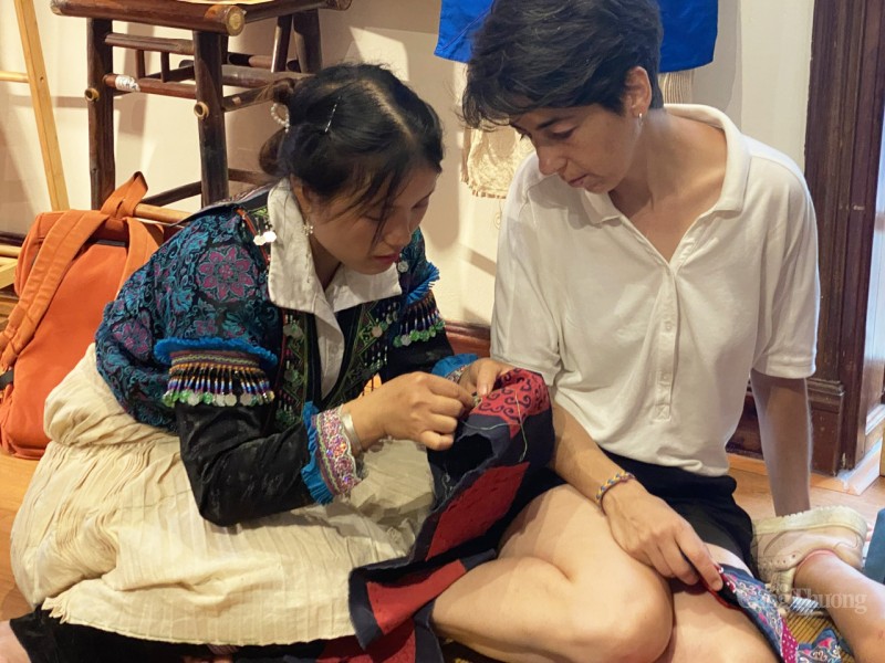 Tinh xảo kỹ thuật thêu ghép vải trổ thủng của đồng bào dân tộc Hmong trắng Tinh xảo kỹ thuật thêu ghép vải trổ thủng của đồng bào dân tộc Hmong trắng