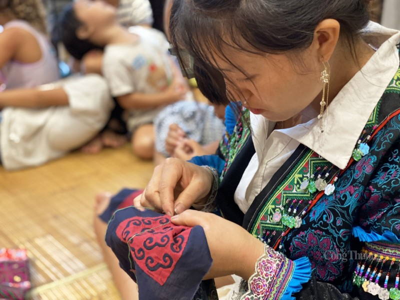 Tinh xảo kỹ thuật thêu ghép vải trổ thủng của đồng bào dân tộc Hmong trắng Tinh xảo kỹ thuật thêu ghép vải trổ thủng của đồng bào dân tộc Hmong trắng