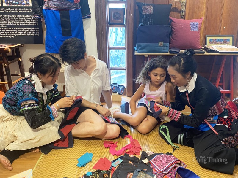 Tinh xảo kỹ thuật thêu ghép vải trổ thủng của đồng bào dân tộc Hmong trắng Tinh xảo kỹ thuật thêu ghép vải trổ thủng của đồng bào dân tộc Hmong trắng