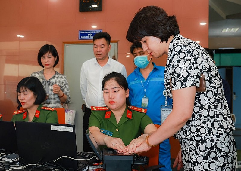 Cơ sở dữ liệu quốc gia về dân cư đã kết nối chính thức với 13 đơn vị bộ, ngành. Cơ sở dữ liệu quốc gia về dân cư đã kết nối chính thức với 13 đơn vị bộ, ngành.
