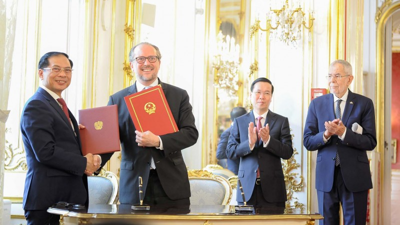 Sau hội đàm, Chủ tịch nước Võ Văn Thưởng và Tổng thống Áo đã chứng kiến Lễ ký Bản ghi nhớ giữa Bộ Ngoại giao Việt Nam và Bộ Ngoại giao Áo Sau hội đàm, Chủ tịch nước Võ Văn Thưởng và Tổng thống Áo đã chứng kiến Lễ ký Bản ghi nhớ giữa Bộ Ngoại giao Việt Nam và Bộ Ngoại giao Áo
