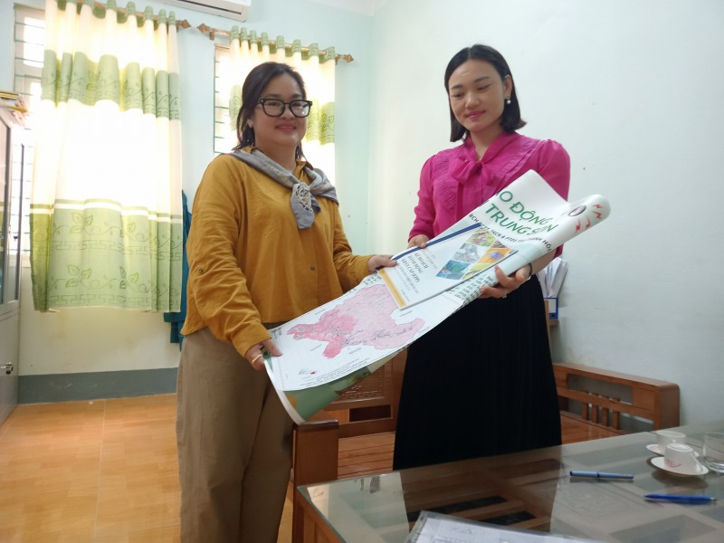 Bàn giao tài liệu tuyên tryền phổ biến EPP thủy điện Trung Sơn năm 2023 cho địa phương Bàn giao tài liệu tuyên tryền phổ biến EPP thủy điện Trung Sơn năm 2023 cho địa phương