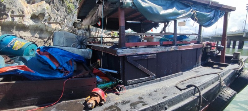 Hồi 8 giờ 30 phút, ngày 23/7, Phòng Cảnh sát đường thủy nhận được tin báo của quần chúng nhân dân tại khu vực vùng biển thuộc phường Bạch Đằng, thành phố Hạ Long có 02 phương tiện tàu vỏ gỗ không biển kiểm soát, vận chuyển dầu diezen nghi không có hóa đơn, chứng từ chứng minh nguồn gốc xuất xứ hợp pháp. Ngay sau đó, đơn vị đã tiến hành kiểm tra tại địa điểm nêu trên và xác định có 02 tàu vỏ gỗ không biển kiểm soát, trong đó có 01 tàu trọng tải 05 tấn, 40 CV và 01 tàu trọng tải 02 tấn, 08CV đang vận chuyển khoảng 1 nghìn lít dầu diezen. Chủ tàu là Nguyễn Hữu M, sinh năm 1955, HKTT: tổ 13, khu 2, Hồng Hà, Hạ Long, Quảng Ninh.  Tại thời điểm kiểm tra, chủ tầu không xuất trình được hóa đơn, giấy tờ chứng minh nguồn gốc hợp pháp của số dầu nêu trên.  Phòng Cảnh sát đường thủy đã lập hồ sơ, tạm giữ phương tiện tàu và toàn bộ số dầu trên để tục điều tra, xác minh xử lý theo quy định của pháp luật (Ảnh Công an tỉnh Quảng Ninh)