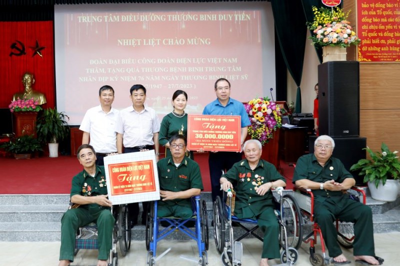 Đất nước mãi nhớ ghi những người anh hùng ngành Công Thương Đất nước mãi nhớ ghi những người anh hùng ngành Công Thương