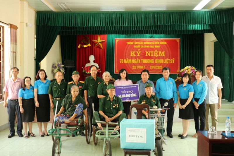 Đất nước mãi nhớ ghi những người anh hùng ngành Công Thương Đất nước mãi nhớ ghi những người anh hùng ngành Công Thương