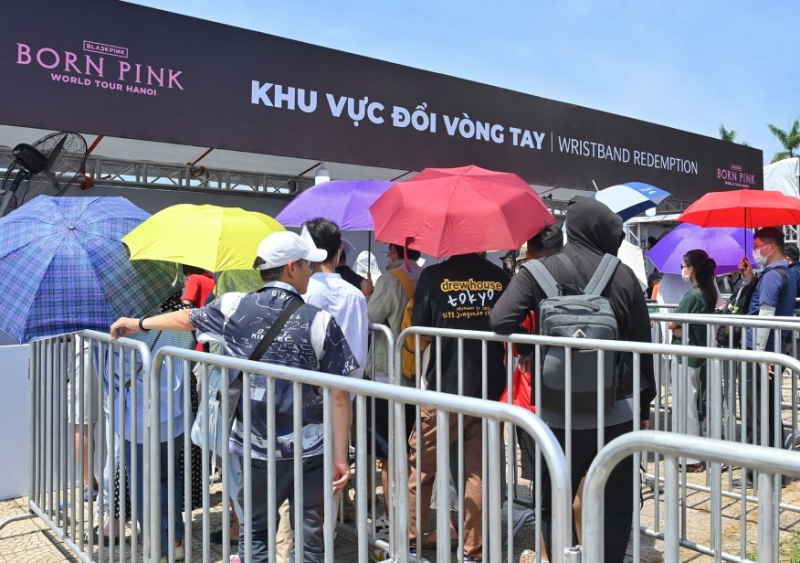 Theo BTC thông báo, trong buổi sáng 26/7, sân khấu của Chương trình Chuyến lưu diễn vòng quanh thế giới của nhóm nhạc Blackpink 2023 đang dần hoàn tất phía bên trong sân vận động Mỹ Đình.