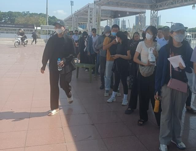 12h trưa, hàng dài khán giả vẫn không quản ngại trời nóng 38 độ C để xếp hàng vào làm thủ tục.