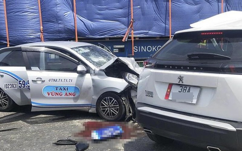 Hiện trường vụ tai nạn giao thông liên hoàn giữa 3 ô tô. Hiện trường vụ tai nạn giao thông liên hoàn giữa 3 ô tô.