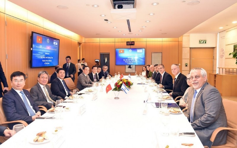 Bộ trưởng Ngoại giao Israel Eli Cohen chào đón đoàn công tác của Phó Thủ tướng Chính phủ Trần Lưu Quang đến làm việc tại Trụ sở