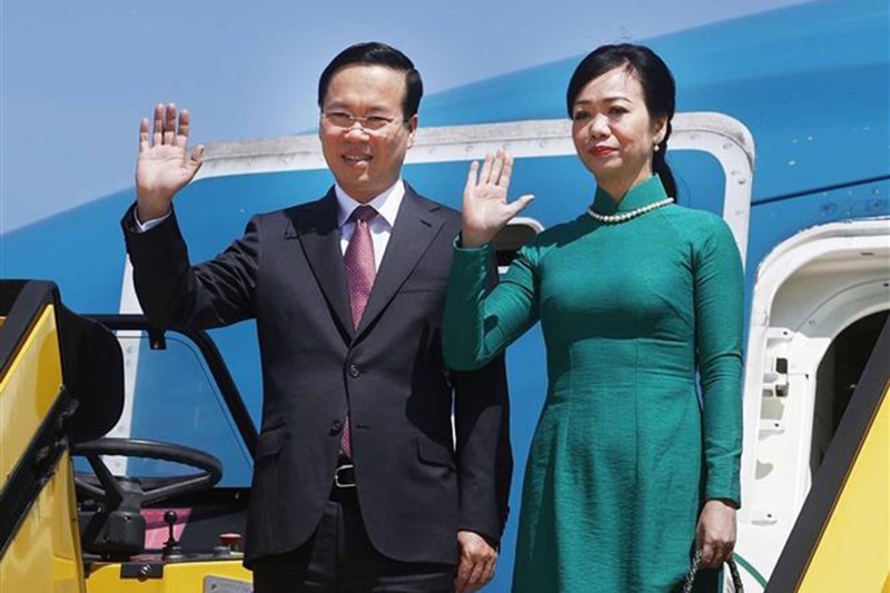 Vào lúc 17 giờ ngày 25/7, (giờ địa phương), Chủ tịch nước Võ Văn Thưởng cùng Phu nhân và Đoàn đại biểu cấp cao Việt Nam đã đến sân bay quốc tế Fiumicino, Rome, bắt đầu chuyến thăm cấp nhà nước Cộng hòa Italia và Tòa thánh Vatican. Vào lúc 17 giờ ngày 25/7, (giờ địa phương), Chủ tịch nước Võ Văn Thưởng cùng Phu nhân và Đoàn đại biểu cấp cao Việt Nam đã đến sân bay quốc tế Fiumicino, Rome, bắt đầu chuyến thăm cấp nhà nước Cộng hòa Italia và Tòa thánh Vatican.