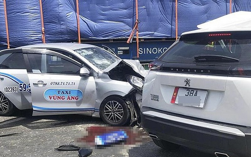 Hiện trường vụ tai nạn giao thông liên hoàn giữa 3 ô tô. Hiện trường vụ tai nạn giao thông liên hoàn giữa 3 ô tô.