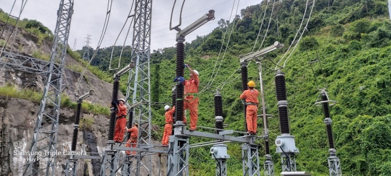 Anh Ngô Văn Nhân (người thứ 3 từ trái qua) thực hiện công tác bảo dưỡng trạm 220kV Anh Ngô Văn Nhân (người thứ 3 từ trái qua) thực hiện công tác bảo dưỡng trạm 220kV