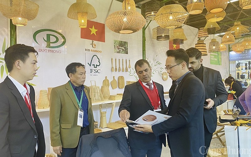 Sản phẩm đèn lồng của Công ty TNHH Đức Phong đã xuất khẩu đi khắp các nước Châu Âu. Sản phẩm đèn lồng của Công ty TNHH Đức Phong đã xuất khẩu đi khắp các nước Châu Âu.