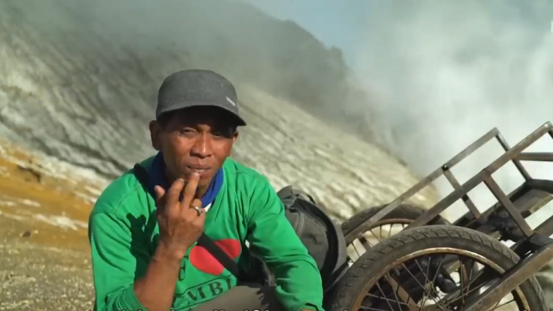 Anh Mista chia sẻ: “Hàm lượng axit ở đây ngang bằng với hàm lượng axit trong pin, do tiếp xúc lâu ngày, tôi đã bị rụng  răng, lưng và vai đau nhức”