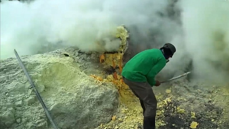 Công nhân khai thác lưu huỳnh tại núi lửa Ijen, miền Đông Java, Indonesia