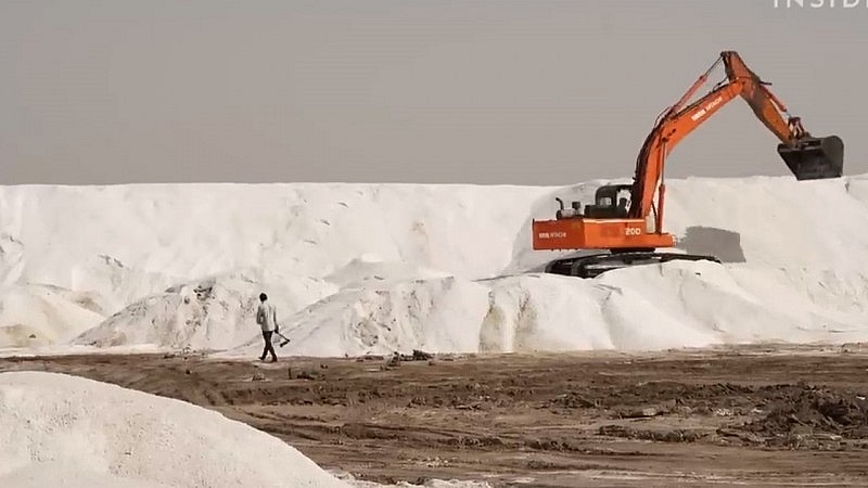 Những ngọn núi muối tại Sa mạc muối Little Rann of Kutch, Ấn Độ