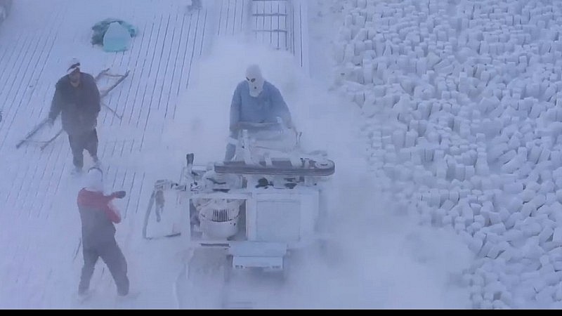 Những người thợ mỏ đang cắt từng miếng đá từ mỏ  đá trắng của Ai Cập