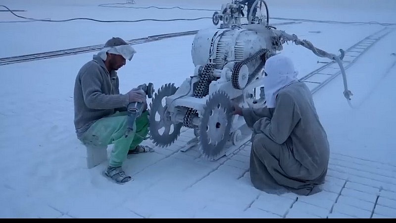 Những người công nhân đang mài lưỡi cắt đá 