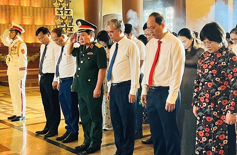 Lãnh đạo TP. Hồ Chí Minh dâng hương tưởng nhớ các Anh hùng liệt sĩ