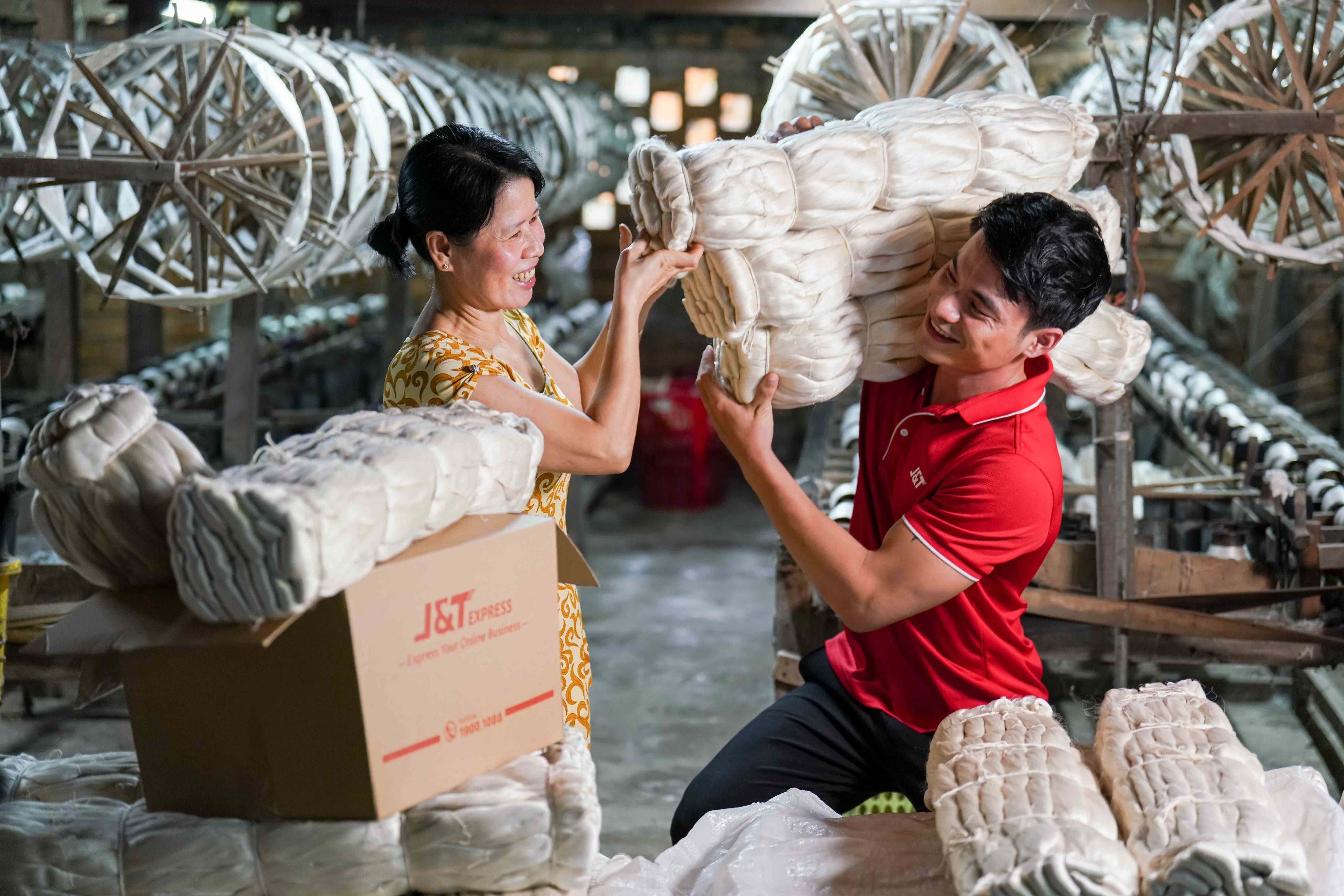 93% người dùng và chủ shop đánh giá lựa chọn tiêu chí shipper J&T thân thiện, chất lượng dịch vụ tốt. 93% người dùng và chủ shop đánh giá lựa chọn tiêu chí shipper J&T thân thiện, chất lượng dịch vụ tốt.