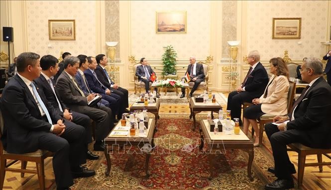 Phó Chủ tịch thứ nhất Hạ viện Ai Cập Ahmed Saad El-Din Mohamed Abd El-Rehim tiếp Phó Thủ tướng Chính phủ Trần Lưu Quang cùng đoàn công tác Việt Nam Phó Chủ tịch thứ nhất Hạ viện Ai Cập Ahmed Saad El-Din Mohamed Abd El-Rehim tiếp Phó Thủ tướng Chính phủ Trần Lưu Quang cùng đoàn công tác Việt Nam