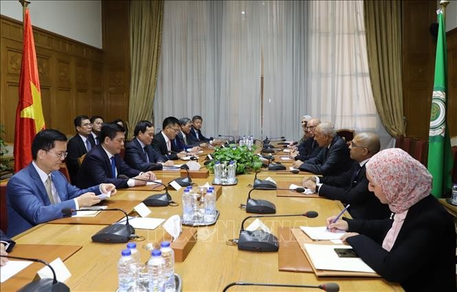 Bộ trưởng Nguyễn Hồng Diên cùng đoàn công tác của Phó Thủ tướng Trần Lưu Quang làm việc với Tổng thư ký Liên đoàn Arab Ahmed Aboul Gheit Bộ trưởng Nguyễn Hồng Diên cùng đoàn công tác của Phó Thủ tướng Trần Lưu Quang làm việc với Tổng thư ký Liên đoàn Arab Ahmed Aboul Gheit