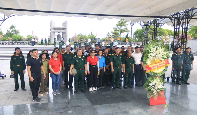 Đoàn công tác dâng hương tại Nghĩa trang Liệt sĩ Đường 9 Đoàn công tác dâng hương tại Nghĩa trang Liệt sĩ Đường 9