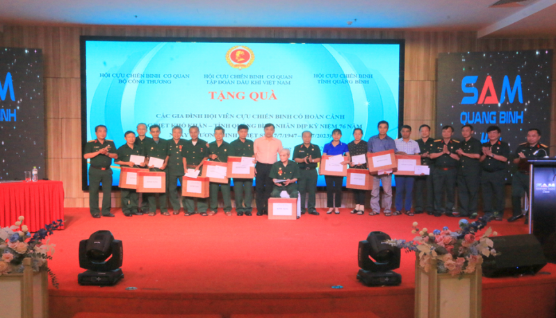 Tặng quà các gia định hội viên CCB có hoàn cảnh đặc biệt khó khăn, tỉnh Quảng Bình Tặng quà các gia định hội viên CCB có hoàn cảnh đặc biệt khó khăn, tỉnh Quảng Bình