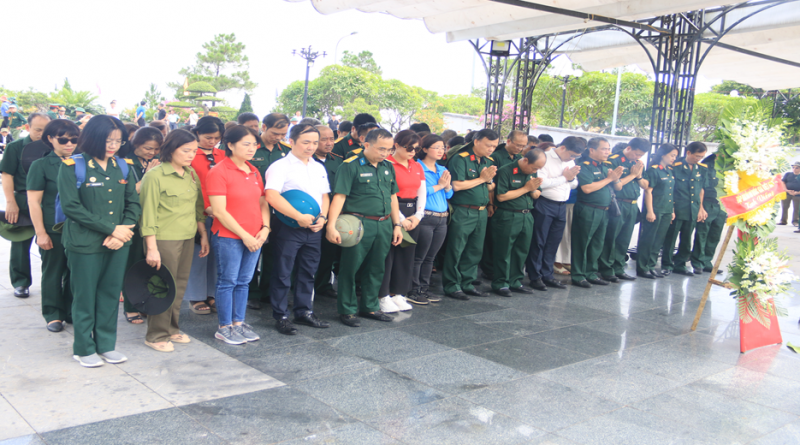 Dâng hương tại nghĩa trang Liệt sĩ Quốc gia Trường Sơn Dâng hương tại nghĩa trang Liệt sĩ Quốc gia Trường Sơn