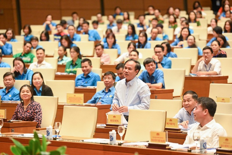 Chuyện "con nằm giường, bố mẹ trải chiếu nằm sàn" được nêu tại Diễn đàn Người lao động