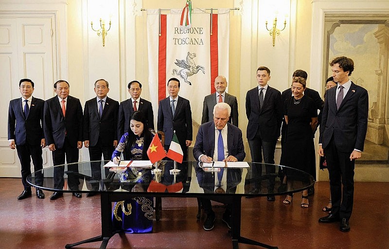 Chủ tịch nước Võ Văn Thưởng gặp Chủ tịch vùng Tuscana và Thị trưởng Firenze, Italia Chủ tịch nước Võ Văn Thưởng gặp Chủ tịch vùng Tuscana và Thị trưởng Firenze, Italia