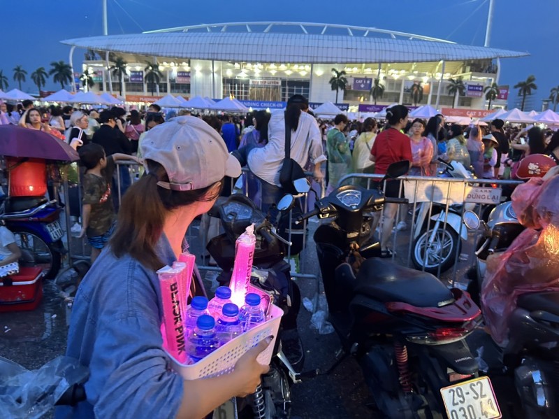 Không khí trước giờ G concert Born Pink của Blackpink: Ngập sắc hồng, Hà Nội mưa to