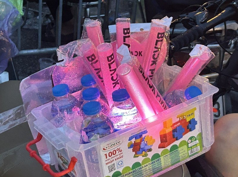 Không khí trước giờ G concert Born Pink của Blackpink: Ngập sắc hồng, Hà Nội mưa to
