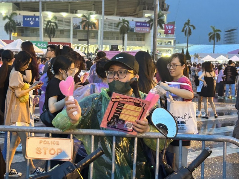 Không khí trước giờ G concert Born Pink của Blackpink: Ngập sắc hồng, Hà Nội mưa to