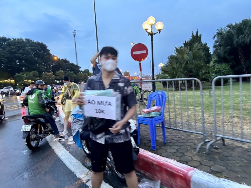 Không khí trước giờ G concert Born Pink của Blackpink: Ngập sắc hồng, Hà Nội mưa to