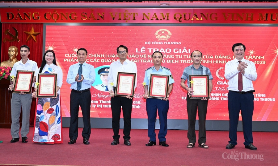 Vinh danh 24 tác phẩm xuất sắc Vinh danh 24 tác phẩm xuất sắc