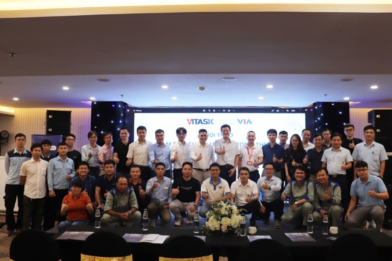 Đại diện Trung tâm VITASK, các chuyên gia chụp hình lưu niệm cùng đại diện hơn 40 doanh nghiệp Đại diện Trung tâm VITASK, các chuyên gia chụp hình lưu niệm cùng đại diện hơn 40 doanh nghiệp
