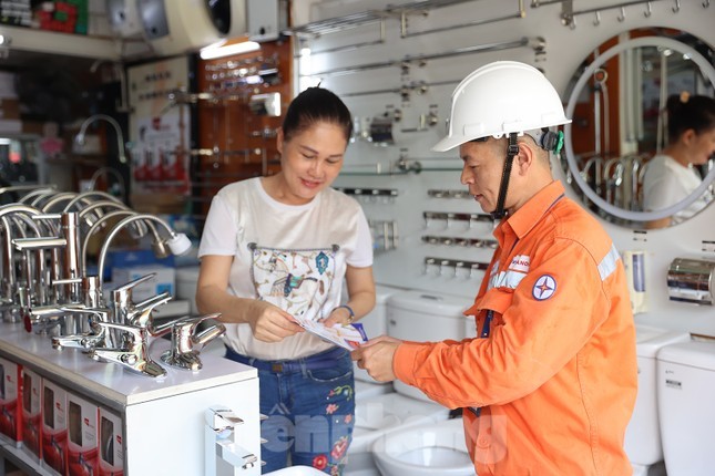 Mỗi cửa hàng kinh doanh đều được vận động tắt các thiết bị không cần thiết như bảng biển quảng cáo Mỗi cửa hàng kinh doanh đều được vận động tắt các thiết bị không cần thiết như bảng biển quảng cáo