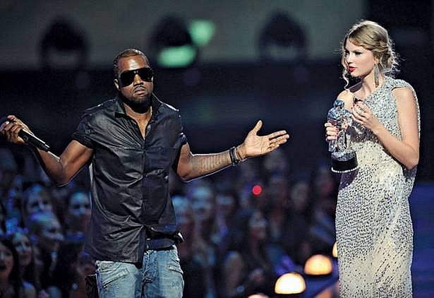 Kanye West giật chiếc micro của Taylor Swift tại lễ trao giải VMA 2009 Kanye West giật chiếc micro của Taylor Swift tại lễ trao giải VMA 2009