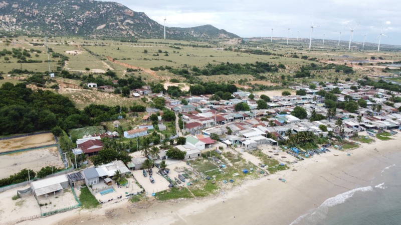 Sở Tài nguyên và Môi trường tỉnh Ninh Thuận vừa có văn bản cung cấp thông tin liên quan đến thông báo hủy các Thông báo thu hồi đất để bồi thường, giải phóng mặt bằng thực hiện dự án nhà máy điện hạt nhân Ninh Thuận 1 và 2. Theo Sở TN&MT tỉnh Ninh Thuận, năm 2009, Quốc Hội, Chính phủ đã có chủ trương đầu tư Dự án điện hạt nhân Ninh Thuận. Trên cơ sở Quy hoạch địa điểm xây dựng các nhà máy điện hạt nhân Ninh Thuận 1 và 2 được Bộ Công thương phê duyệt năm 2010, UBND tỉnh Ninh Thuận đã ban hành Thông báo số 86/TB-UBND ngày 19/10/2010 về việc thu hồi 540 ha đất tại xã Phước Dinh, huyện Thuận Nam để bồi thường, giải phóng mặt bằng thực hiện Dự án xây dựng Nhà máy Điện hạt nhân Ninh Thuận 1 và Thông báo số 87/TB-UBND ngày 19/10/2010 về việc thu hồi 550 ha đất tại xã Vĩnh Hải, huyện Ninh Hải để bồi thường, giải phóng mặt bằng thực hiện Dự án xây dựng Nhà máy điện hạt nhân Ninh Thuận 2. Đến năm 2015, Bộ Công thương ban hành Quyết định phê duyệt điều chỉnh quy hoạch địa điểm xây dựng Nhà máy điện hạt nhân Ninh Thuận 1 và 2. Căn cứ Quyết định, UBND tỉnh đã ban hành Thông báo số 49 điều chỉnh diện tích đất thu hồi tại Thông báo số 86 và Thông báo số 87 (năm 2010). Cụ thể, Ninh Thuận điều chỉnh diện tích đất thu hồi thực hiện dự án xây dựng Nhà máy điện hạt nhân Ninh Thuận 1 từ 540 ha xuống còn 427,2 ha; điều chỉnh diện tích đất thu hồi thực hiện dự án xây dựng Nhà máy điện hạt nhân Ninh Thuận 2 từ 550 ha xuống còn 404,5 ha. Căn cứ các Thông báo thu hồi đất của UBND tỉnh Ninh Thuận, Trung tâm Phát triển quỹ đất tỉnh đã phối hợp với các đơn vị liên quan triển khai thực hiện công tác kiểm kê, xác nhận nguồn gốc sử dụng đất. Theo Sở TN&MT tỉnh Ninh Thuận, kể từ khi có các Thông báo thu hồi đất của UBND tỉnh đến nay đã hơn 10 năm, nhân dân trong vùng dự án gặp khó khăn về đời sống, kinh tế, xã hội, bị hạn chế quyền sử dụng đất, không được sửa chữa, mở rộng hoặc xây dựng mới nhà ở, không được Nhà nước đầu tư cơ sở hạ tầng,… Ngoài ra, từ khi công bố quy hoạch địa điểm 2 dự án nhà máy điện hạt nhân, các nhà đầu tư quan ngại nên việc thu hút đầu tư vào Tỉnh nói chung và nhất là 2 khu vực quy hoạch xây dựng nhà máy điện hạt nhân gặp rất nhiều khó khăn. Đến ngày 13/7/2023, UBND tỉnh Ninh Thuận ban hành Thông báo số 74/TB-UBND về việc hủy các thông báo thu hồi đất, giải phóng mặt bằng thực hiện dự án xây dựng nhà máy điện hạt nhân Ninh Thuận 1 và 2. Sở TN&MT tỉnh Ninh Thuận cũng cho biết căn cứ pháp lý để ban hành Thông báo số 74/TB-UBND ngày 13/7/2023. Cụ thể, ngày 22/11/2016 Quốc hội ban hành Nghị quyết số 31/2016/QH14 về dừng thực hiện chủ trương đầu tư dự án Điện hạt nhân Ninh Thuận. Ngoài ra, theo hồ sơ quy hoạch sử dụng đất đến năm 2030 huyện Thuận Nam và huyện Ninh Hải đã được UBND tỉnh Ninh Thuận (phê duyệt năm 2022) thì vị trí thực hiện dự án Nhà máy điện hạt nhân Ninh Thuận 1 và Nhà máy điện hạt nhân Ninh Thuận 2 không còn quy hoạch mục đích đất năng lượng… Từ những cơ sở trên, việc UBND tỉnh ban hành Thông báo số 74/TB-UBND ngày 13/7/2023 về việc hủy các Thông báo thu hồi đất để bồi thường, giải phóng mặt bằng thực hiện Dự án xây dựng Nhà máy Điện hạt nhân Ninh Thuận 1 và 2 là đảm bảo về mặt cơ sở pháp lý. Sở Tài nguyên và Môi trường tỉnh Ninh Thuận vừa có văn bản cung cấp thông tin liên quan đến thông báo hủy các Thông báo thu hồi đất để bồi thường, giải phóng mặt bằng thực hiện dự án nhà máy điện hạt nhân Ninh Thuận 1 và 2. Theo Sở TN&MT tỉnh Ninh Thuận, năm 2009, Quốc Hội, Chính phủ đã có chủ trương đầu tư Dự án điện hạt nhân Ninh Thuận. Trên cơ sở Quy hoạch địa điểm xây dựng các nhà máy điện hạt nhân Ninh Thuận 1 và 2 được Bộ Công thương phê duyệt năm 2010, UBND tỉnh Ninh Thuận đã ban hành Thông báo số 86/TB-UBND ngày 19/10/2010 về việc thu hồi 540 ha đất tại xã Phước Dinh, huyện Thuận Nam để bồi thường, giải phóng mặt bằng thực hiện Dự án xây dựng Nhà máy Điện hạt nhân Ninh Thuận 1 và Thông báo số 87/TB-UBND ngày 19/10/2010 về việc thu hồi 550 ha đất tại xã Vĩnh Hải, huyện Ninh Hải để bồi thường, giải phóng mặt bằng thực hiện Dự án xây dựng Nhà máy điện hạt nhân Ninh Thuận 2. Đến năm 2015, Bộ Công thương ban hành Quyết định phê duyệt điều chỉnh quy hoạch địa điểm xây dựng Nhà máy điện hạt nhân Ninh Thuận 1 và 2. Căn cứ Quyết định, UBND tỉnh đã ban hành Thông báo số 49 điều chỉnh diện tích đất thu hồi tại Thông báo số 86 và Thông báo số 87 (năm 2010). Cụ thể, Ninh Thuận điều chỉnh diện tích đất thu hồi thực hiện dự án xây dựng Nhà máy điện hạt nhân Ninh Thuận 1 từ 540 ha xuống còn 427,2 ha; điều chỉnh diện tích đất thu hồi thực hiện dự án xây dựng Nhà máy điện hạt nhân Ninh Thuận 2 từ 550 ha xuống còn 404,5 ha. Căn cứ các Thông báo thu hồi đất của UBND tỉnh Ninh Thuận, Trung tâm Phát triển quỹ đất tỉnh đã phối hợp với các đơn vị liên quan triển khai thực hiện công tác kiểm kê, xác nhận nguồn gốc sử dụng đất. Theo Sở TN&MT tỉnh Ninh Thuận, kể từ khi có các Thông báo thu hồi đất của UBND tỉnh đến nay đã hơn 10 năm, nhân dân trong vùng dự án gặp khó khăn về đời sống, kinh tế, xã hội, bị hạn chế quyền sử dụng đất, không được sửa chữa, mở rộng hoặc xây dựng mới nhà ở, không được Nhà nước đầu tư cơ sở hạ tầng,… Ngoài ra, từ khi công bố quy hoạch địa điểm 2 dự án nhà máy điện hạt nhân, các nhà đầu tư quan ngại nên việc thu hút đầu tư vào Tỉnh nói chung và nhất là 2 khu vực quy hoạch xây dựng nhà máy điện hạt nhân gặp rất nhiều khó khăn. Đến ngày 13/7/2023, UBND tỉnh Ninh Thuận ban hành Thông báo số 74/TB-UBND về việc hủy các thông báo thu hồi đất, giải phóng mặt bằng thực hiện dự án xây dựng nhà máy điện hạt nhân Ninh Thuận 1 và 2. Sở TN&MT tỉnh Ninh Thuận cũng cho biết căn cứ pháp lý để ban hành Thông báo số 74/TB-UBND ngày 13/7/2023. Cụ thể, ngày 22/11/2016 Quốc hội ban hành Nghị quyết số 31/2016/QH14 về dừng thực hiện chủ trương đầu tư dự án Điện hạt nhân Ninh Thuận. Ngoài ra, theo hồ sơ quy hoạch sử dụng đất đến năm 2030 huyện Thuận Nam và huyện Ninh Hải đã được UBND tỉnh Ninh Thuận (phê duyệt năm 2022) thì vị trí thực hiện dự án Nhà máy điện hạt nhân Ninh Thuận 1 và Nhà máy điện hạt nhân Ninh Thuận 2 không còn quy hoạch mục đích đất năng lượng… Từ những cơ sở trên, việc UBND tỉnh ban hành Thông báo số 74/TB-UBND ngày 13/7/2023 về việc hủy các Thông báo thu hồi đất để bồi thường, giải phóng mặt bằng thực hiện Dự án xây dựng Nhà máy Điện hạt nhân Ninh Thuận 1 và 2 là đảm bảo về mặt cơ sở pháp lý.