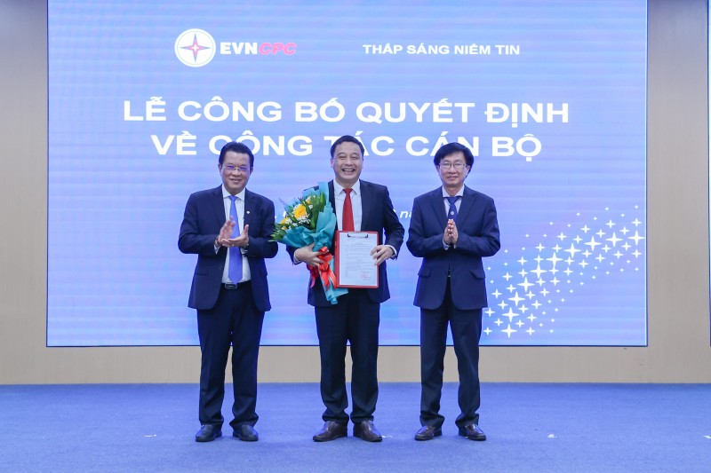 Chủ tịch HĐTV và Tổng giám đốc EVNCPC trao quyết định bổ nhiệm và tặng hoa chúc mừng tân Phó Tổng giám đốc Lê Hữu Danh Chủ tịch HĐTV và Tổng giám đốc EVNCPC trao quyết định bổ nhiệm và tặng hoa chúc mừng tân Phó Tổng giám đốc Lê Hữu Danh