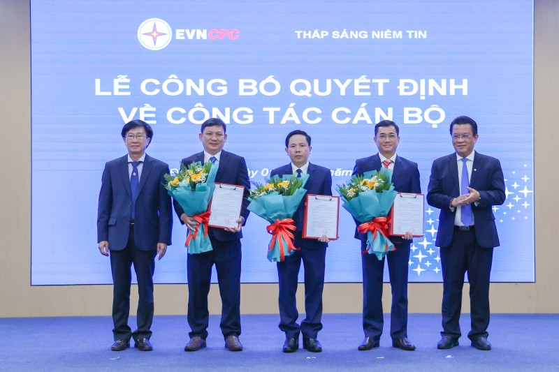 Chủ tịch HĐTV và Tổng giám đốc EVNCPC trao quyết định bổ nhiệm và tặng hoa chúc mừng cho các cán bộ được bổ nhiệm đợt này. Chủ tịch HĐTV và Tổng giám đốc EVNCPC trao quyết định bổ nhiệm và tặng hoa chúc mừng cho các cán bộ được bổ nhiệm đợt này.