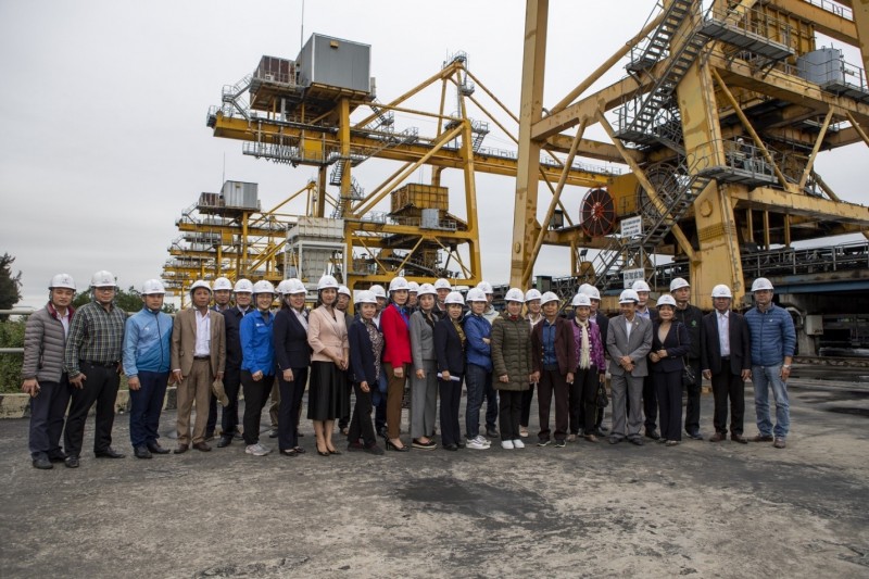 Đoàn đại biểu xã Tam Hưng kiểm tra tại khu vực cầu cảng Đoàn đại biểu xã Tam Hưng kiểm tra tại khu vực cầu cảng