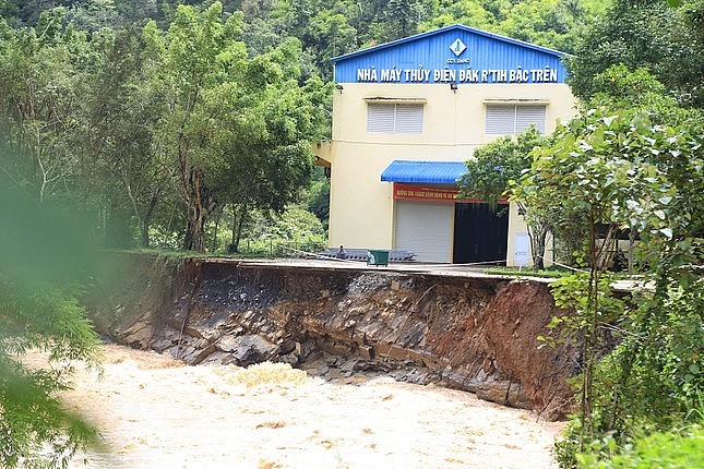 sạt lở đất do mưa lớn đã de dọa chân móng của nhà máy thủy điện sạt lở đất do mưa lớn đã de dọa chân móng của nhà máy thủy điện
