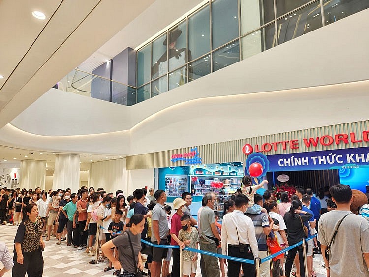 Gần 4.000 lượt khách tham quan ngày đầu khai trương thủy cung trong nhà lớn nhất Hà Nội Gần 4.000 lượt khách tham quan ngày đầu khai trương thủy cung trong nhà lớn nhất Hà Nội