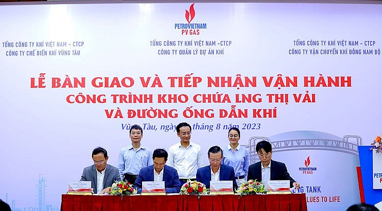Ký kết bàn giao và tiếp nhận vận hành Kho cảng LNG Thị Vải Ký kết bàn giao và tiếp nhận vận hành Kho cảng LNG Thị Vải