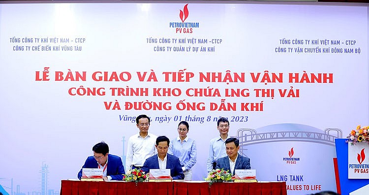 Ký kết bàn giao và tiếp nhận vận hành Kho cảng LNG Thị Vải Ký kết bàn giao và tiếp nhận vận hành Kho cảng LNG Thị Vải