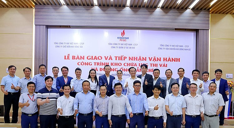 Ký kết bàn giao và tiếp nhận vận hành Kho cảng LNG Thị Vải Ký kết bàn giao và tiếp nhận vận hành Kho cảng LNG Thị Vải