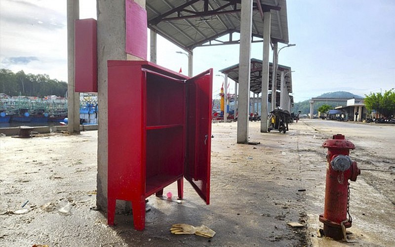 Vụ cháy 5 tàu cá ở Nghệ An: Hệ thống chữa cháy nhưng không có thiết bị bên trong Vụ cháy 5 tàu cá ở Nghệ An: Hệ thống chữa cháy nhưng không có thiết bị bên trong