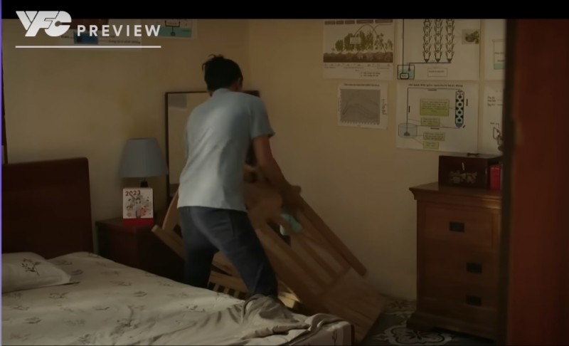 Công đập phá chiếc cũi em bé và vất gấu bông. Nguồn: VFC Công đập phá chiếc cũi em bé và vất gấu bông. Nguồn: VFC